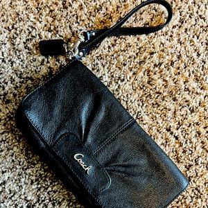Large wristlet